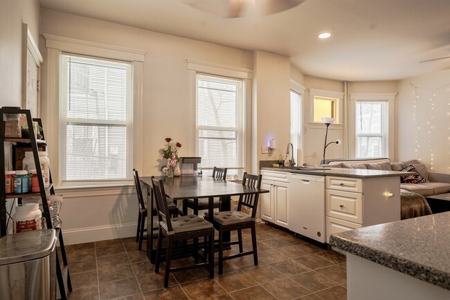 93A Hillside St, Unit 1 in Boston, MA - Foto de edificio - Building Photo