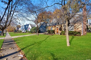 69 Cambridge St in Roslyn Heights, NY - Foto de edificio - Building Photo