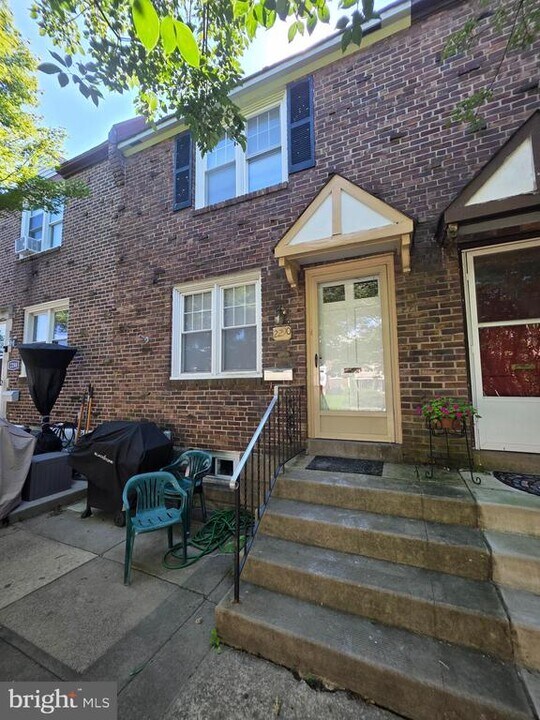 2290 S Harwood Ave in Upper Darby Township, PA - Building Photo