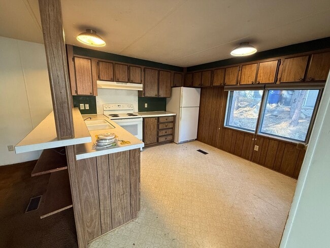 1122 NW Stannium Rd in Bend, OR - Building Photo - Building Photo
