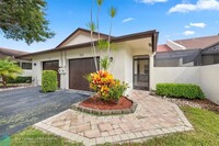 9231 NW 61st St in Tamarac, FL - Foto de edificio - Building Photo