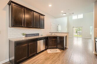 516 E Slaughter Ln in Austin, TX - Building Photo - Building Photo