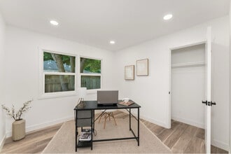 5372 Moddison Ave in Sacramento, CA - Foto de edificio - Building Photo