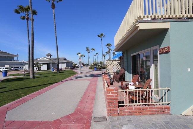 2008 W Oceanfront in Newport Beach, CA - Building Photo - Building Photo