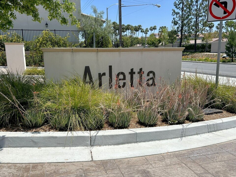 880 Arletta Wy in Fullerton, CA - Building Photo