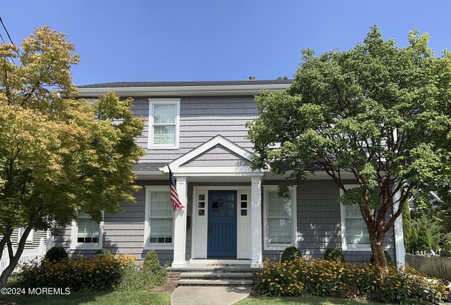 property at 2122 Edgewood Pl