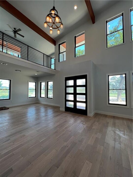 6308 Hudson Bend Rd in Austin, TX - Foto de edificio