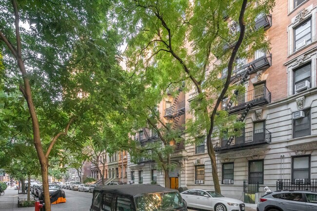 320-324 W 83rd St in New York, NY - Foto de edificio - Building Photo
