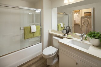 Las Palmas Apartment Homes in Irvine, CA - Foto de edificio - Building Photo