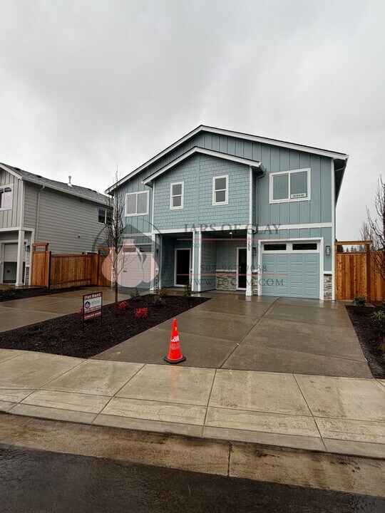 1333-1335 Oppek St NE in Keizer, OR - Foto de edificio