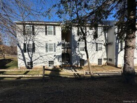 13 Lexington Hills Rd in Harriman, NY - Building Photo