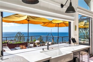 400 Ashton Dr in Laguna Beach, CA - Foto de edificio - Building Photo