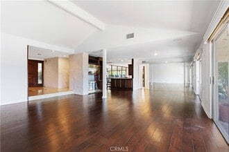 3713 Dellvale Pl, Unit 504 in Los Angeles, CA - Building Photo - Building Photo