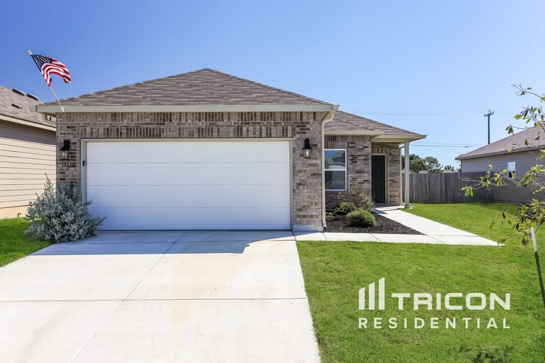 13110 Heathers Mist St in Saint Hedwig, TX - Building Photo