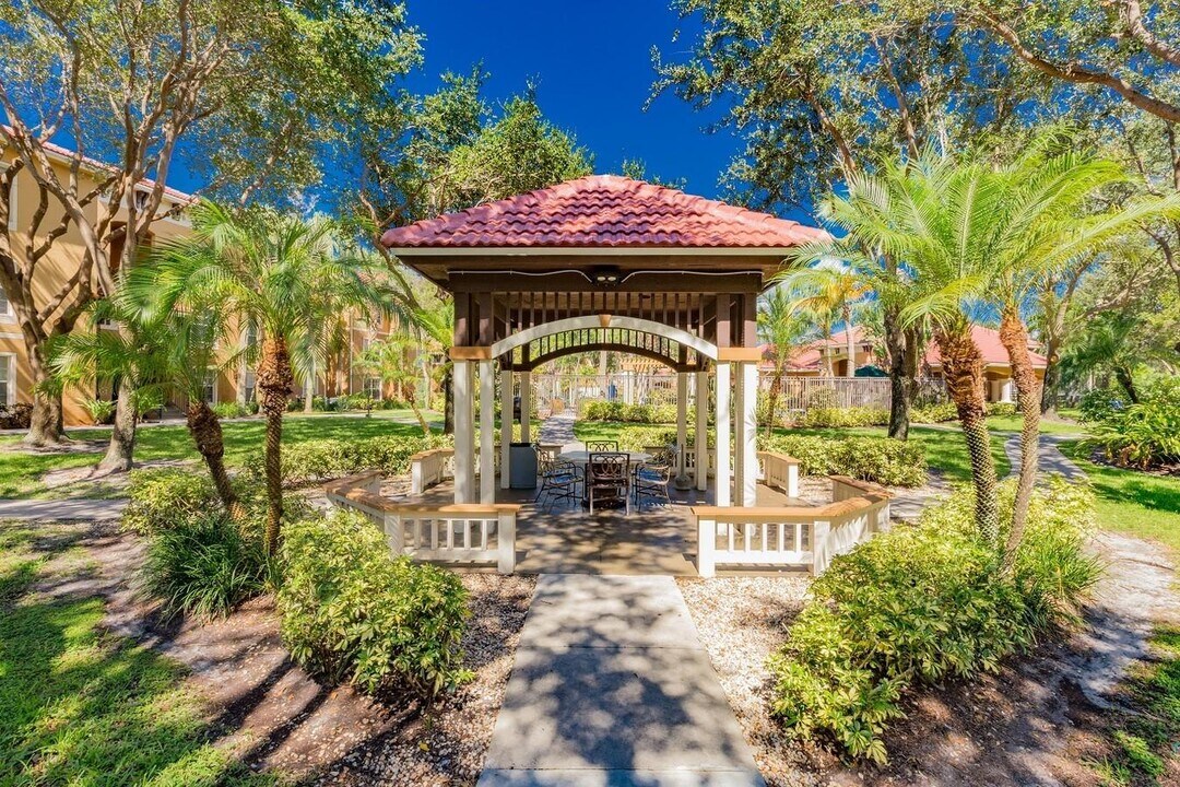 5024 Lantana Rd in Greenacres, FL - Building Photo