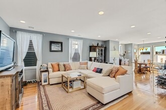 28 Monument St, Unit 3 in Boston, MA - Foto de edificio - Building Photo