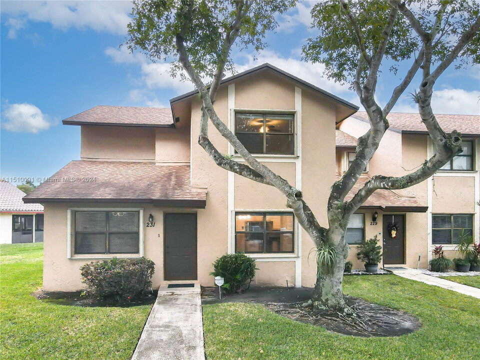 231 Lakeside Cir in Sunrise, FL - Building Photo