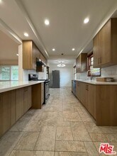 1025 W Clark Ave in Burbank, CA - Building Photo - Building Photo