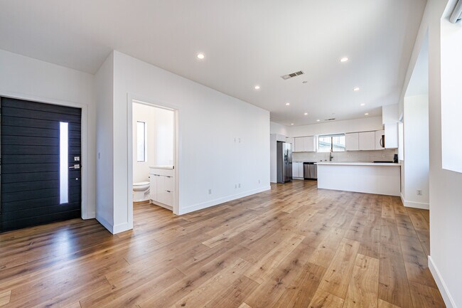 705 N Benton Way, Unit 705 in Los Angeles, CA - Building Photo - Building Photo