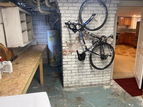 7014 Brooklyn Ave NE, Unit 7014 1/2 Daylight Basement in Seattle, WA - Building Photo - Building Photo