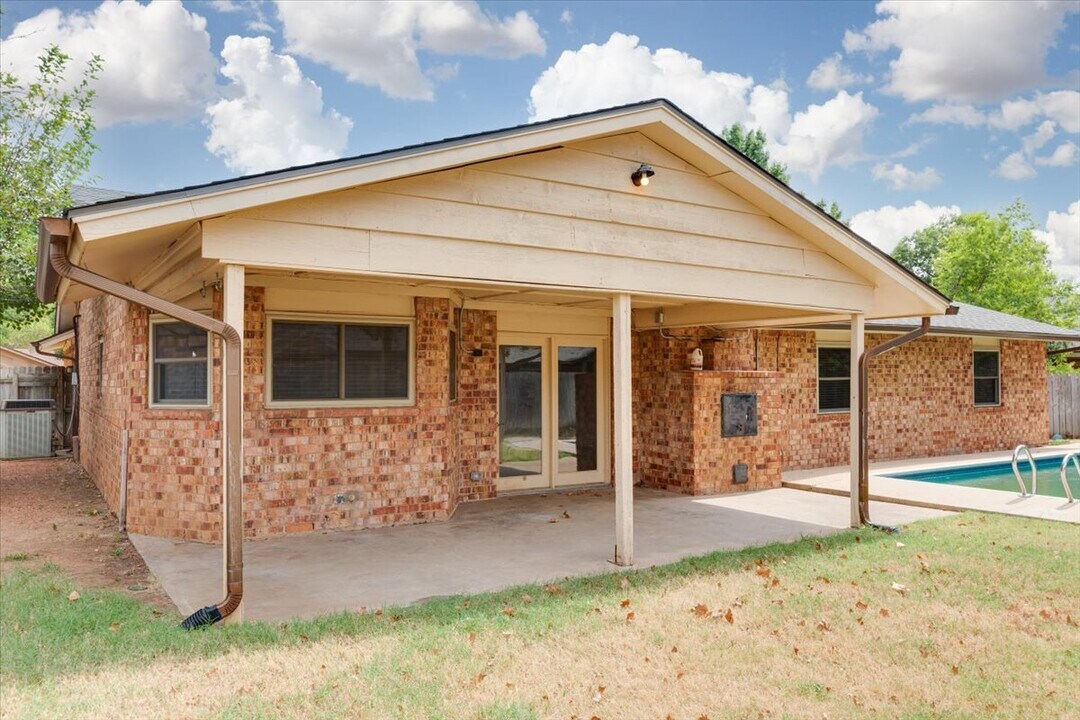 2508 NE Turtle Creek Dr in Lawton, OK - Building Photo