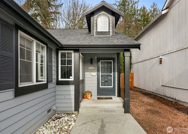 8215 1st St SE in Lake Stevens, WA - Foto de edificio - Building Photo