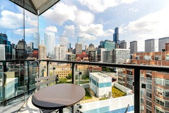 730 W Couch Pl in Chicago, IL - Building Photo - Building Photo