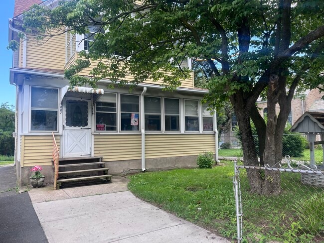 887 Kings Hwy E