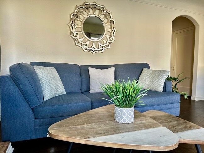 211 Corona Ave in Long Beach, CA - Building Photo - Building Photo