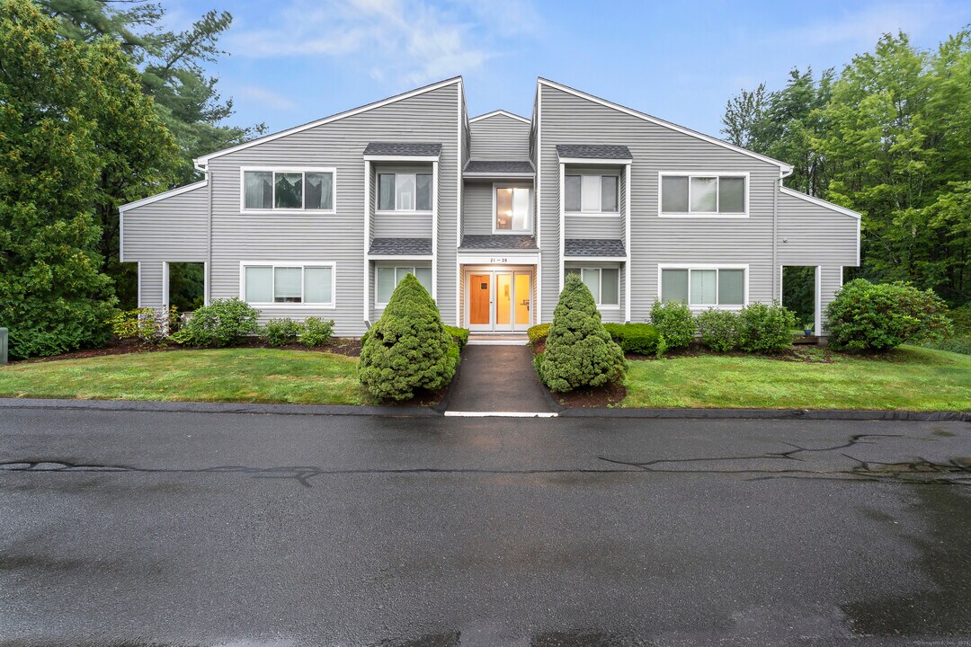 28 Hilltop Dr in Simsbury, CT - Building Photo