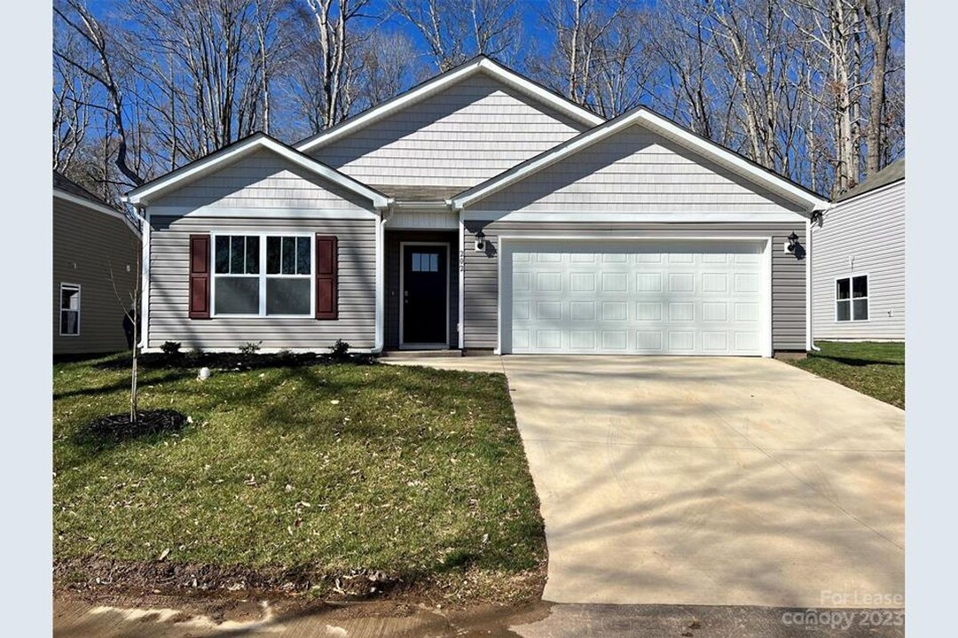 202 Roper St in Candler, NC - Building Photo