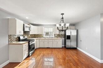 70 W High St in Avon, MA - Building Photo - Building Photo