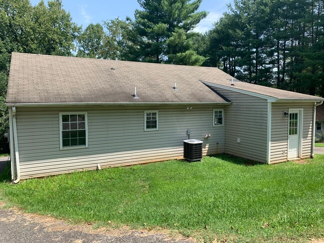 3409 Westbrook Cir in Lynchburg, VA - Building Photo - Building Photo