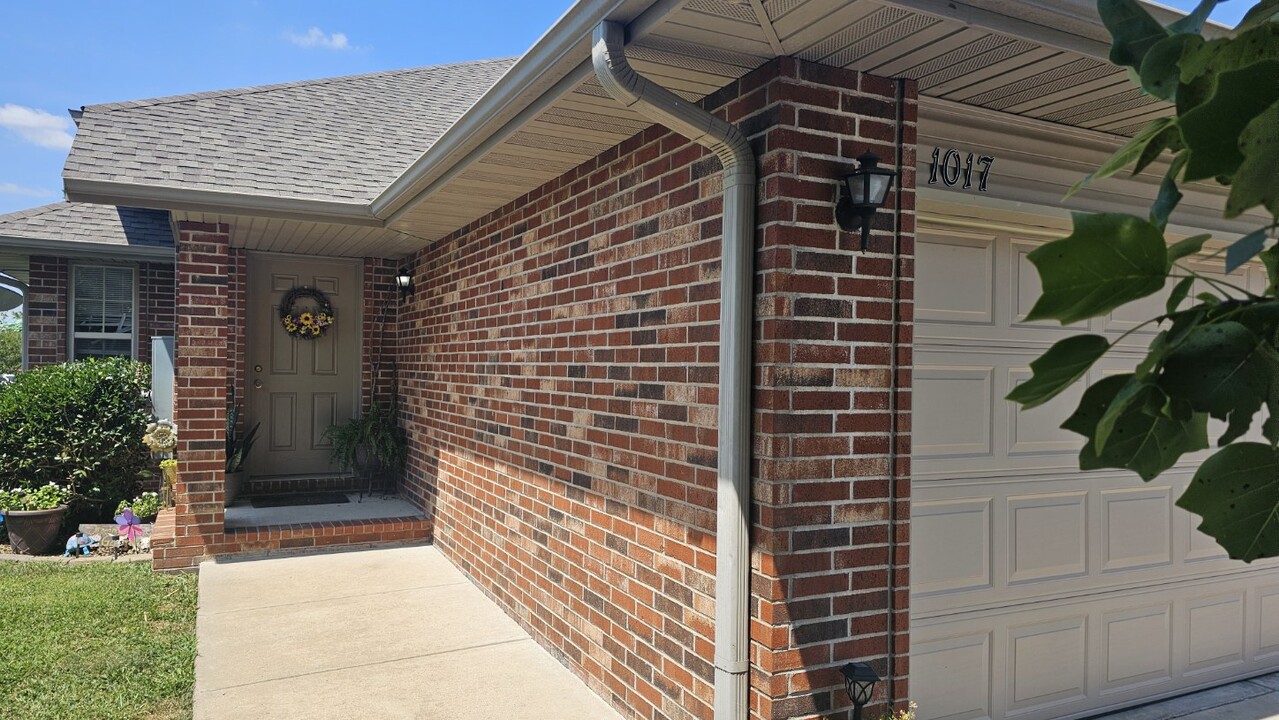 1017 N Missouri Dr in Ozark, MO - Foto de edificio