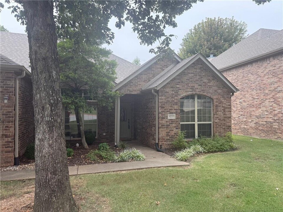4251 N Meadow View Dr in Fayetteville, AR - Building Photo