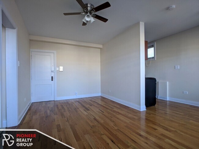 812 W Diversey Pky in Chicago, IL - Building Photo - Building Photo