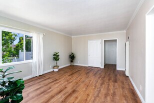 2302 W Oak St in Burbank, CA - Building Photo