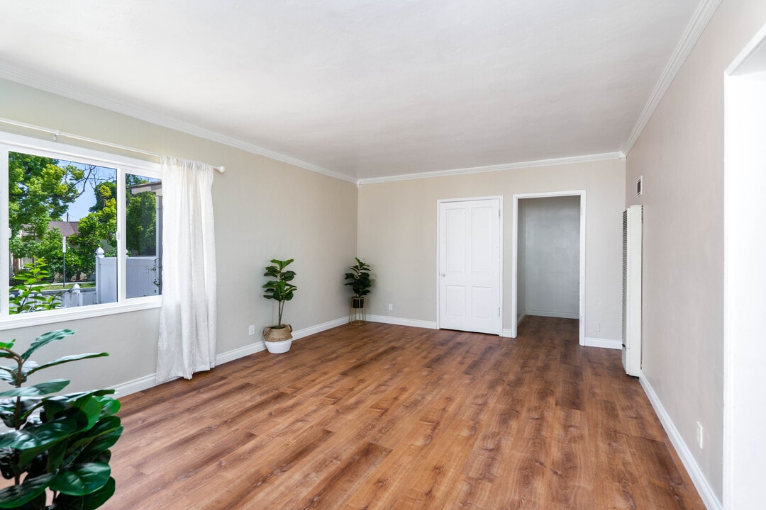 2302 W Oak St in Burbank, CA - Building Photo