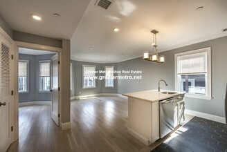 21 Winfield St, Unit 3 in Boston, MA - Foto de edificio - Building Photo