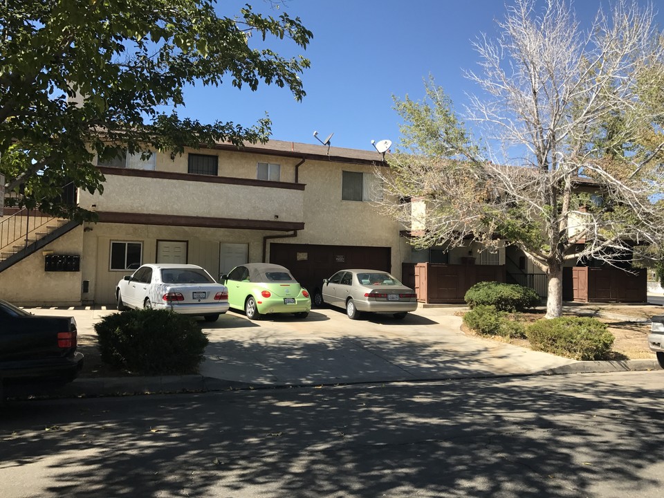 44757 Stanridge Ave in Lancaster, CA - Building Photo