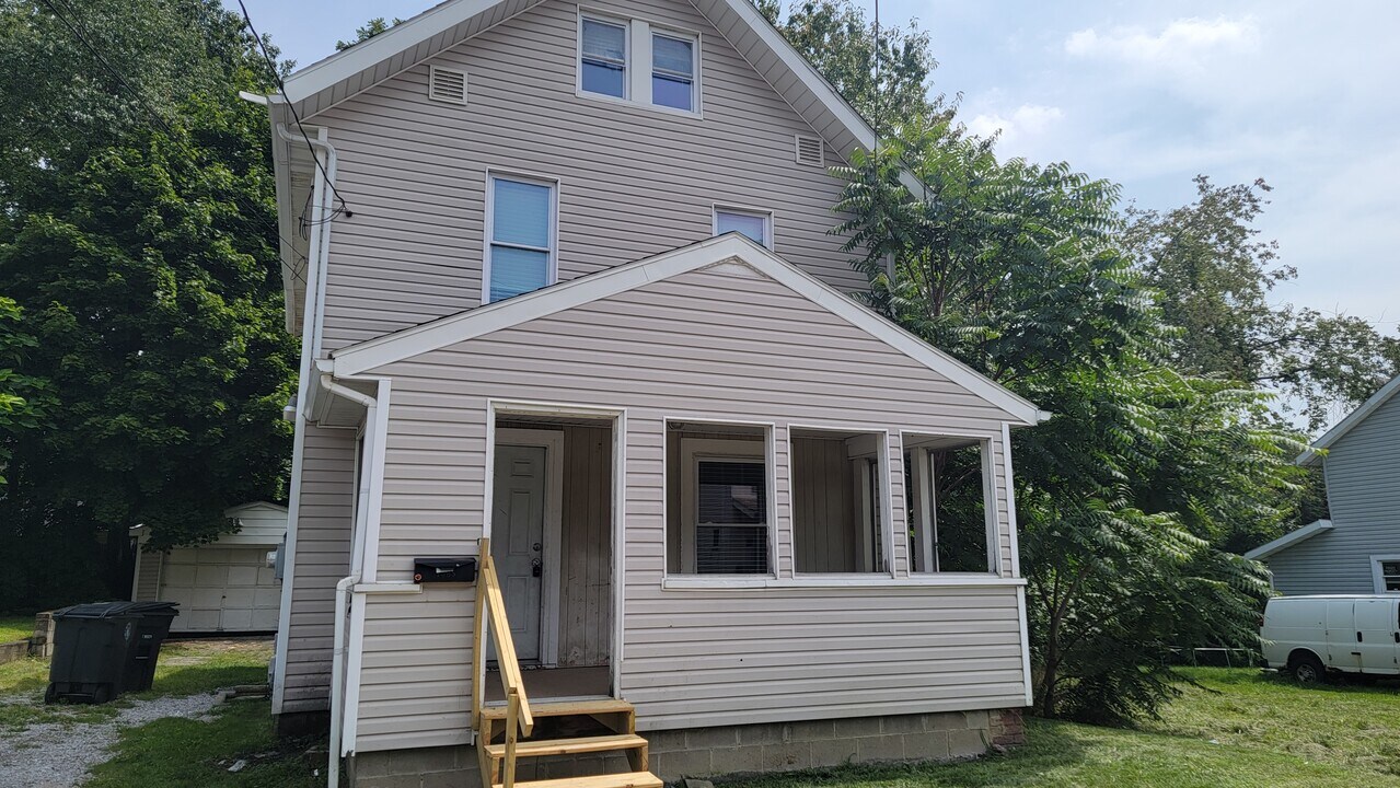 1385 Hart St in Akron, OH - Building Photo