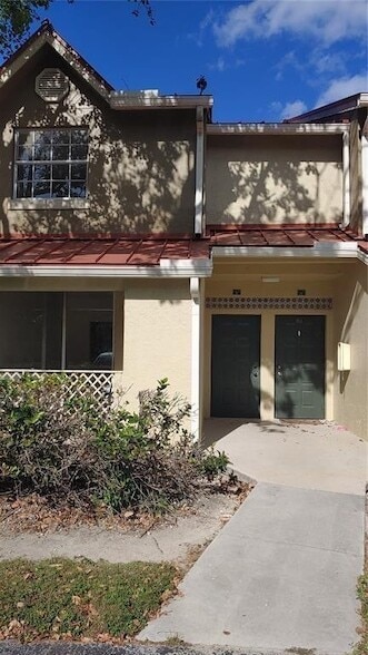 18338 NW 68th Ave in Hialeah, FL - Foto de edificio - Building Photo