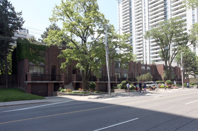 87-105 Davisville Ave in Toronto, ON - Building Photo - Building Photo