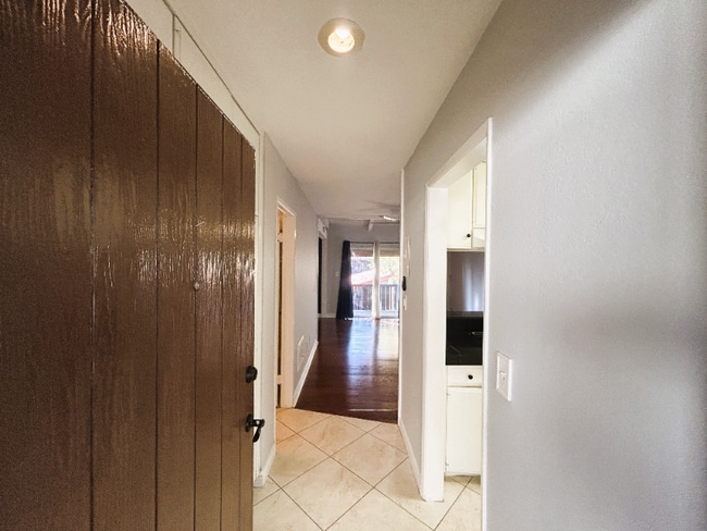 1040 W MacArthur Blvd in Santa Ana, CA - Building Photo - Building Photo