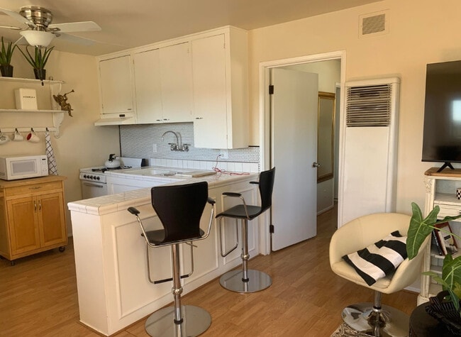 2528 De La Vina St