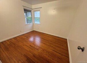 54 Camden Pl in New Hyde Park, NY - Building Photo - Building Photo