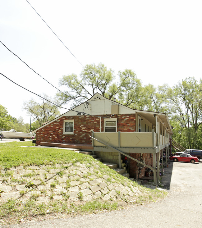 8587 Pontiac Lake Rd in White Lake, MI - Building Photo - Building Photo