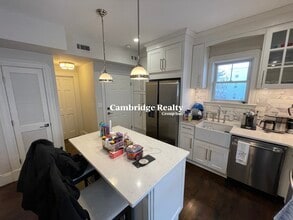 49 Bristol St, Unit 2T in East Cambridge, MA - Building Photo - Building Photo
