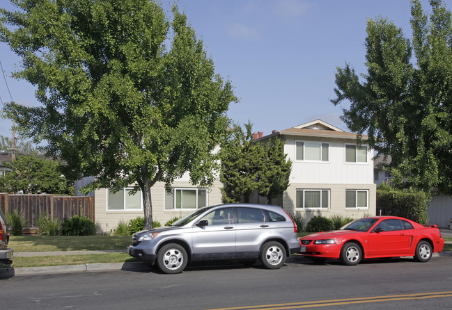 1677 Ontario Dr in Sunnyvale, CA - Foto de edificio - Building Photo