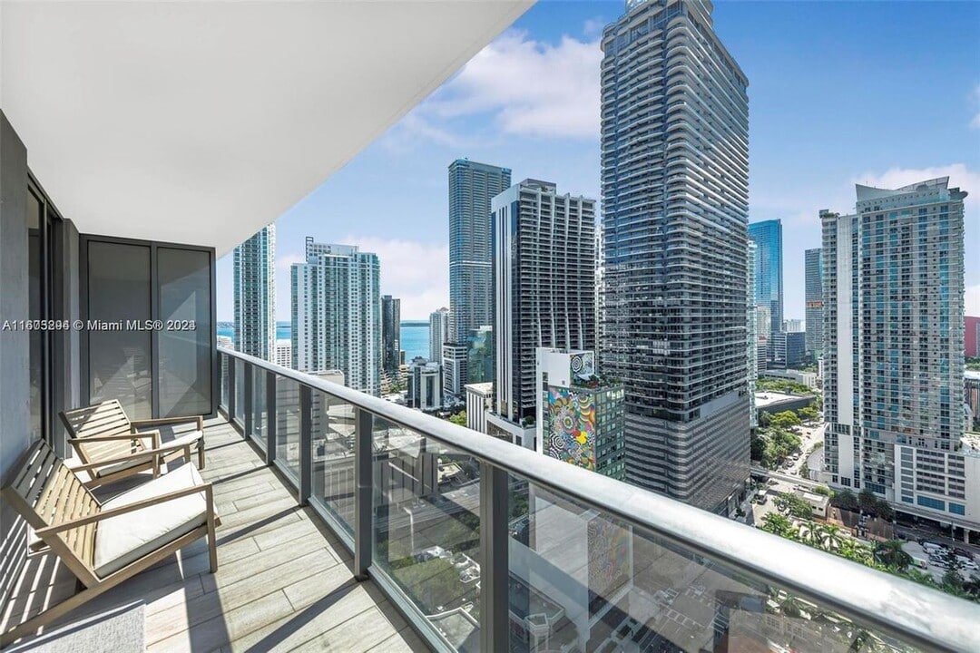 45 SW 9th St in Miami, FL - Building Photo